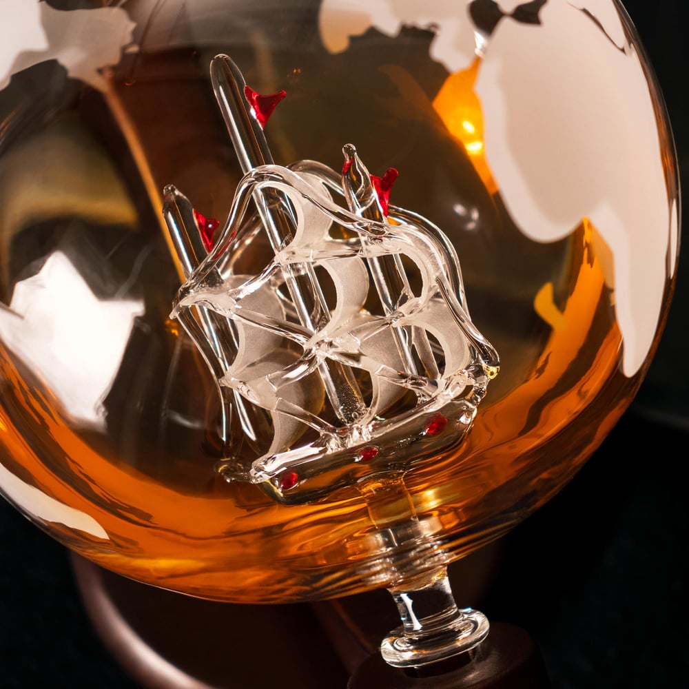 Whiskykaraffe - Globus Schiff - Namensplakette, Whiskykaraffe - Globus Schiff - Namensplakette, Glasdekanter, Geburtstagsgeschenke, Decanter