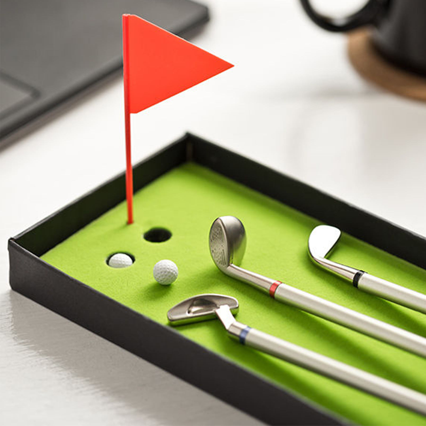 3 Kugelschreiber als Minigolf Bürospiel, Indoor Golf Tischspiel - witziges Schreibset in Golfschläger Optik, inklusive Mini Golftisch und Golfbäll
