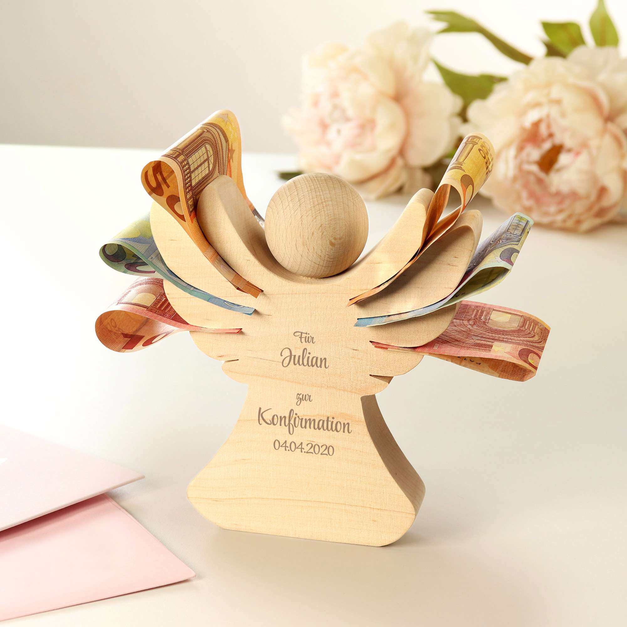 Engel aus Holz mit Gravur zur Konfirmation