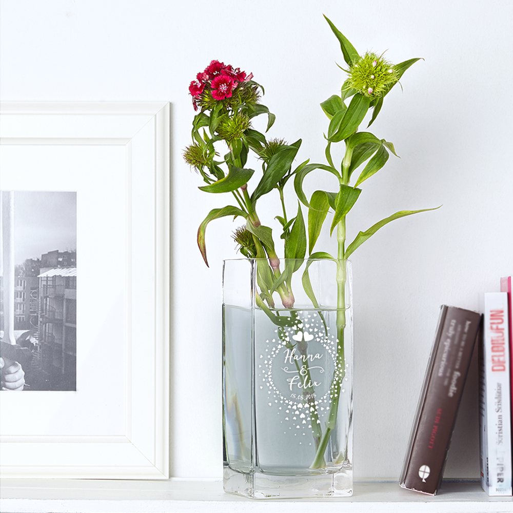 Romantische Blumenvase mit Gravur - Herzchen
