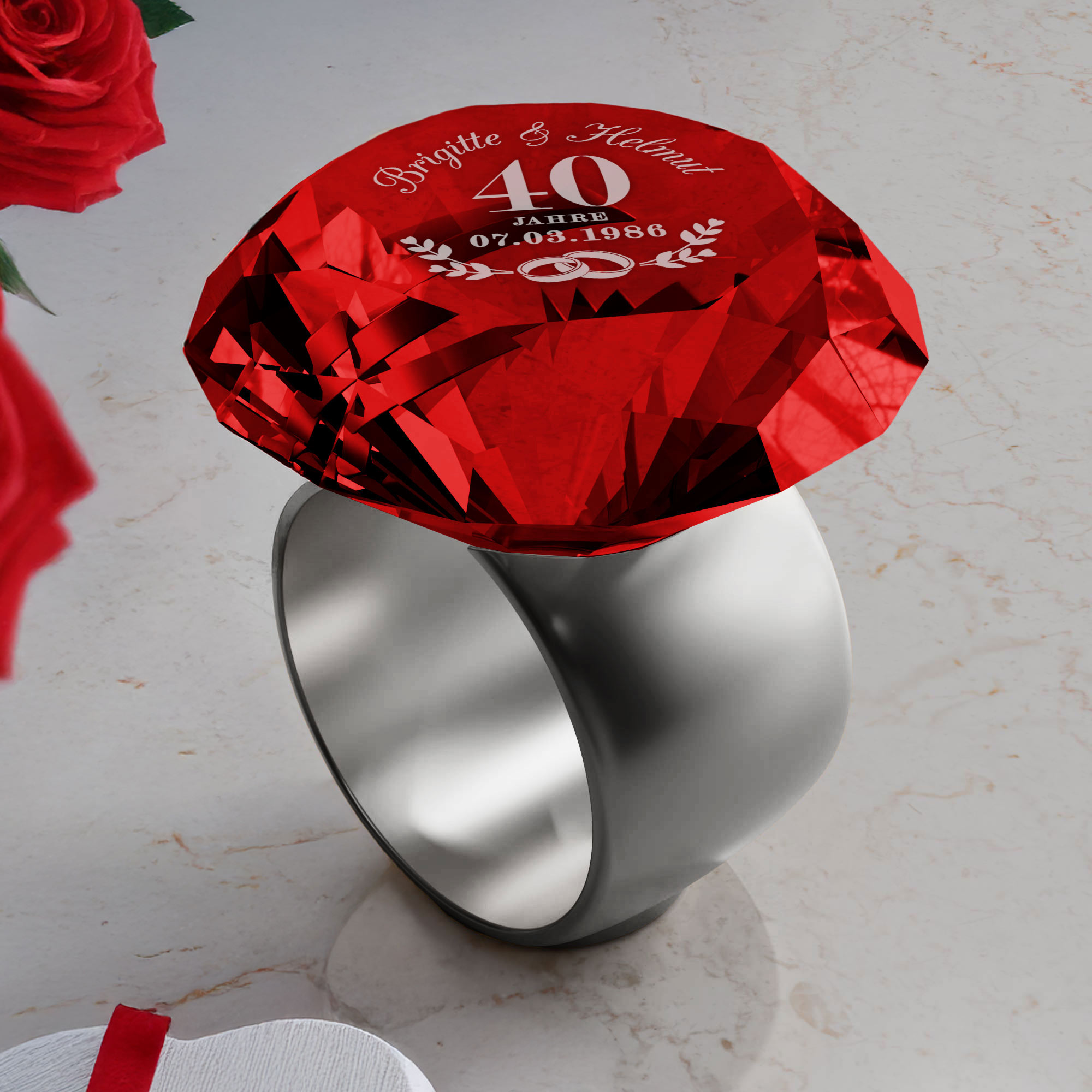 Diamant Kristall Rot mit Gravur zur Rubinhochzeit und Ring Displayständer Silber