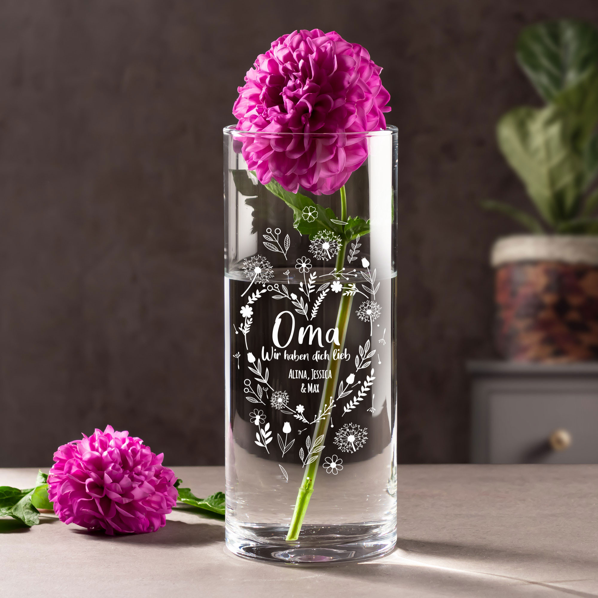 Runde Vase mit Blumenherz Gravur - personalisiert für Oma 3