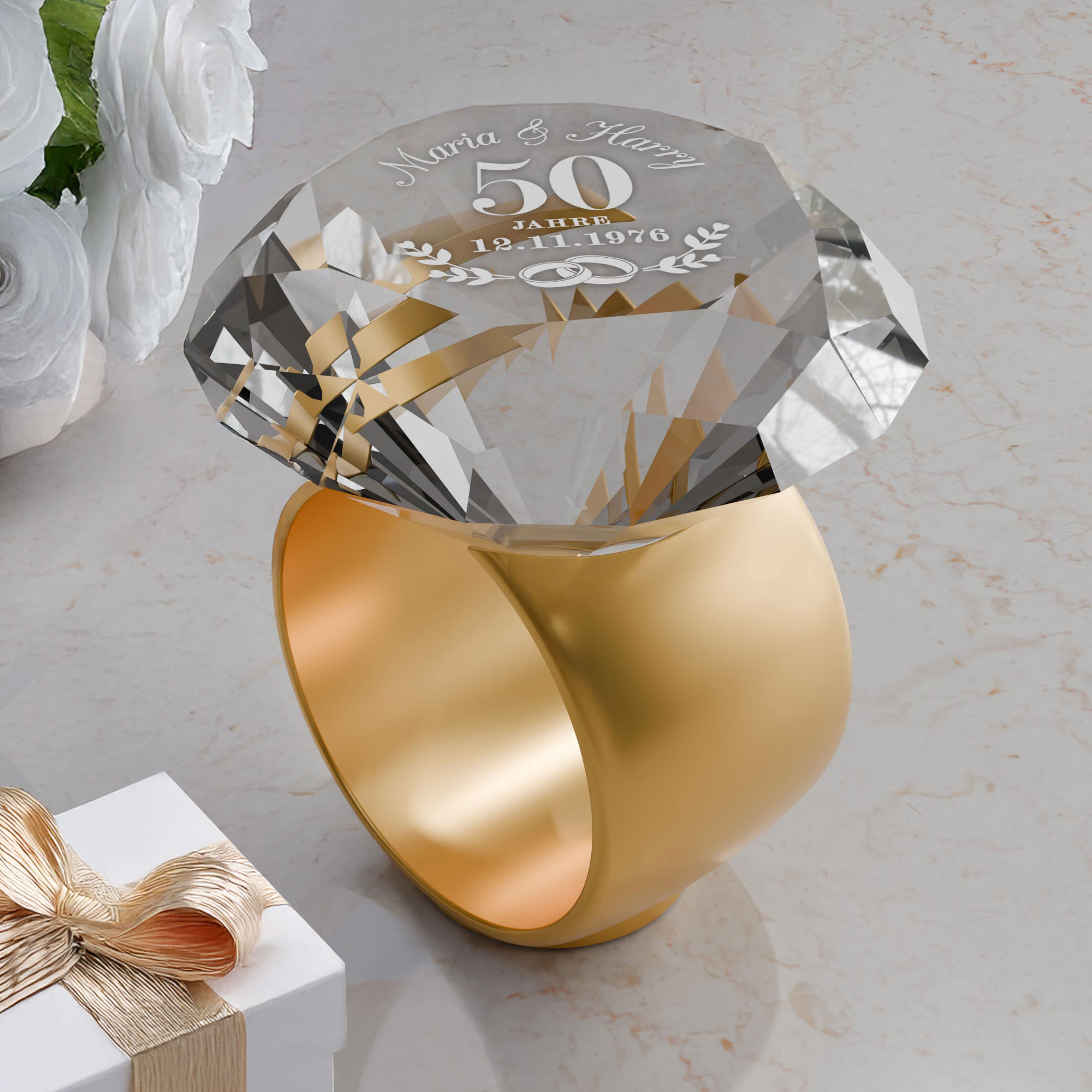 Diamant Kristall mit Gravur zur Goldhochzeit und Ring Displayständer