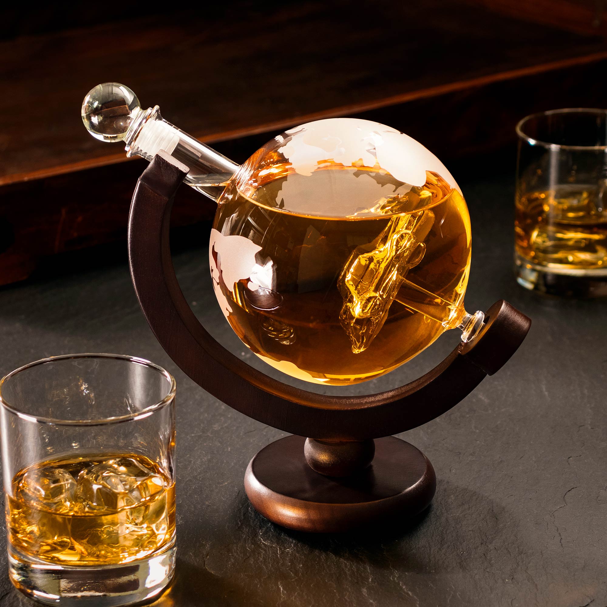 Whiskykaraffe - Globus mit Auto - Glasdekanter Whiskykaraffe - Globus mit Auto - Glasdekanter