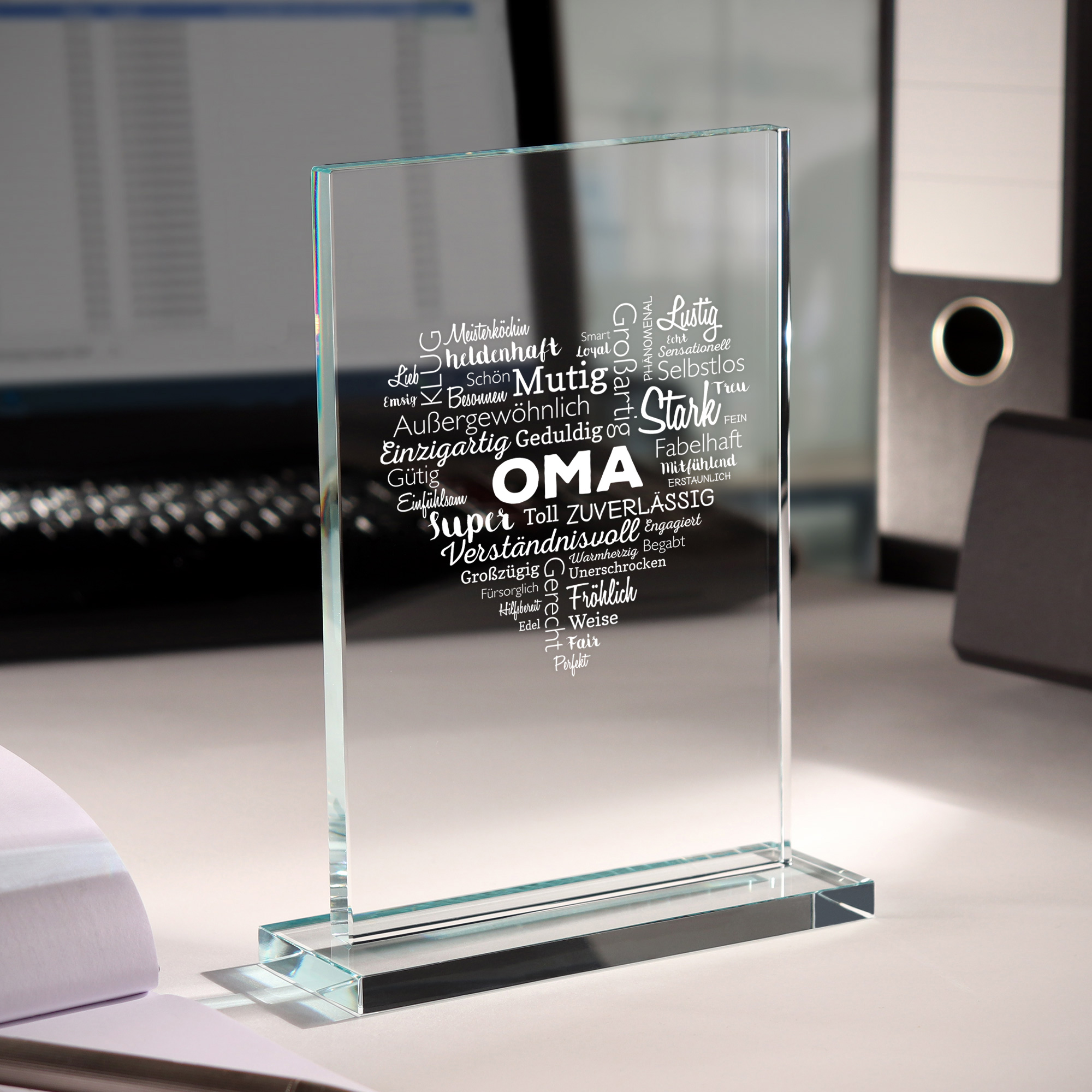 Gravierte Pokal Auszeichnung für Oma, Pokal aus Glas mit Gravur, Glastrophäe mit Sockel als Dekoration, Glas Pokal als Geburtstagsgeschenk