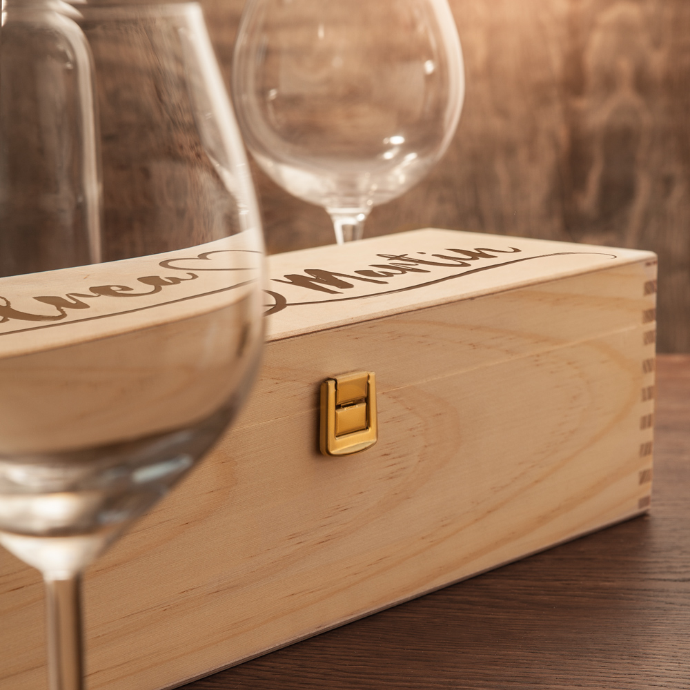 Weinkiste mit Gravur - Herzlinie - Personalisiert Weinkiste mit Gravur - Herzlinie - Personalisiert