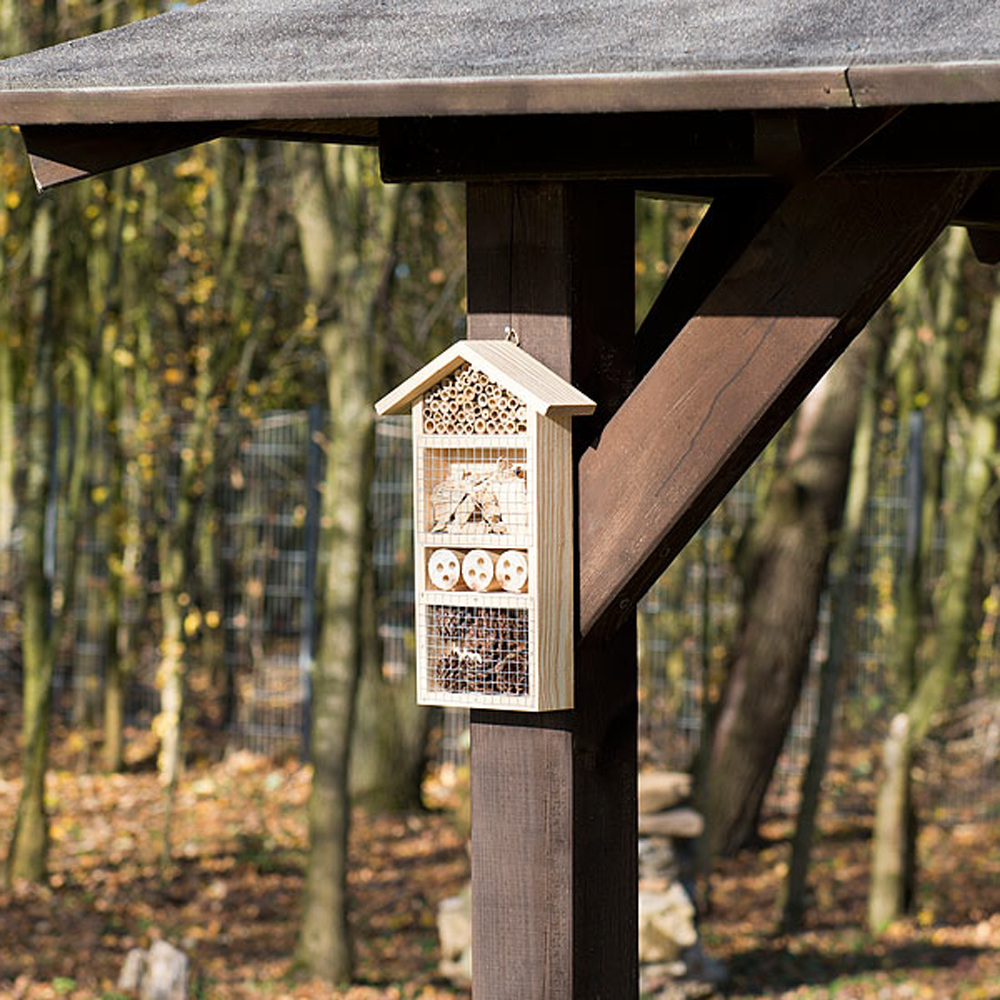 Insektenhaus mit Schutz vor Vögeln Insektenhaus mit Schutz vor Vögeln