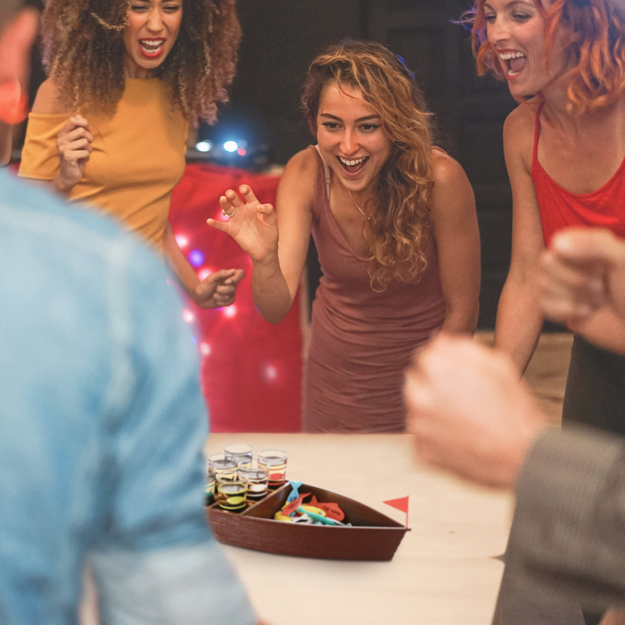 Fische angeln Trinkspiel mit Gläsern, Shot Angelspiel als Party Saufspiel, Fische angeln als lustiges Trinkspiel, Fishing game mit Schnapsgläsern