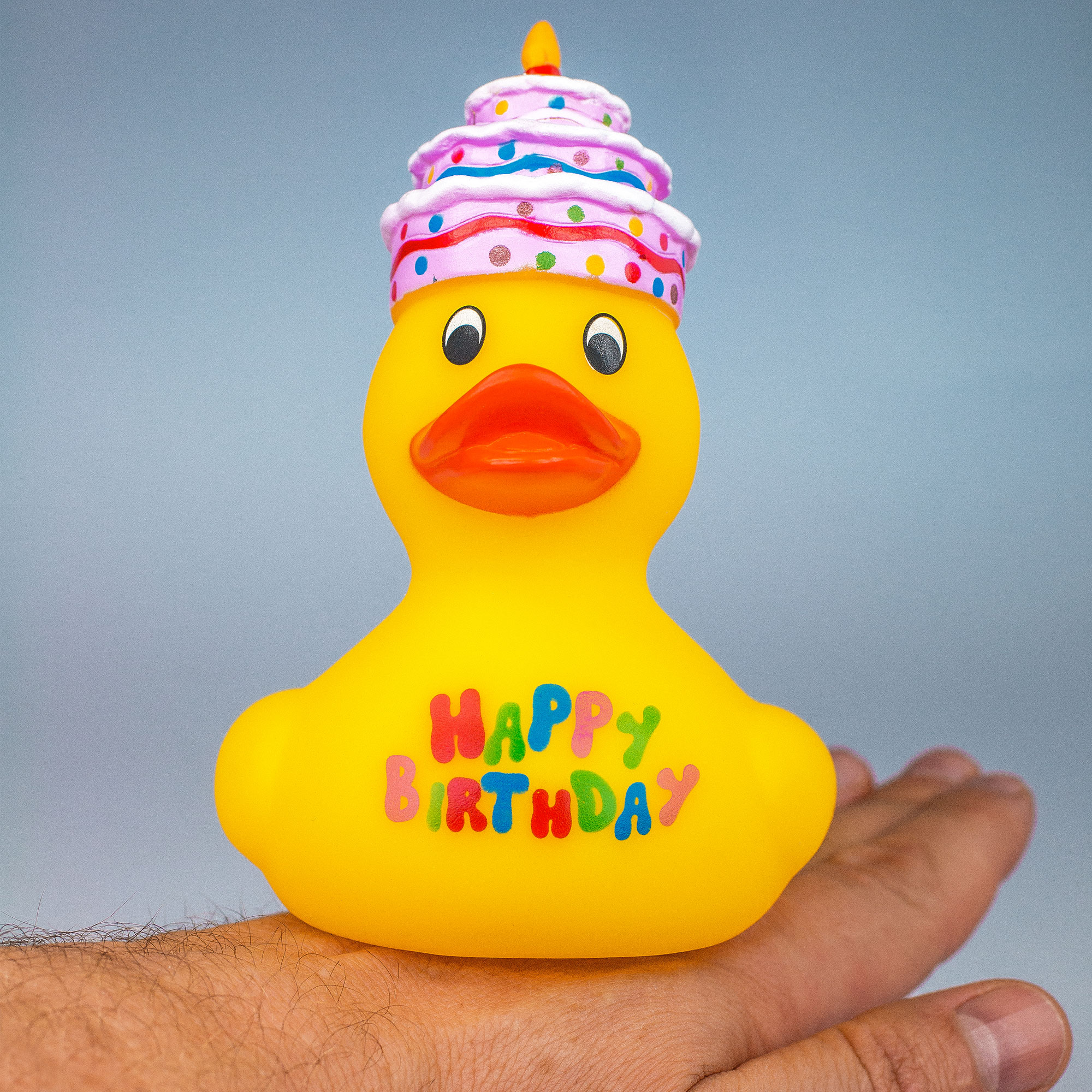 Quietscheente zum Geburtstag, Lustiges Quietscheentchen als Geburtstagsgeschenk, Badeente mit Schriftzug Happy Birthday, Gummiente für die Badewanne
