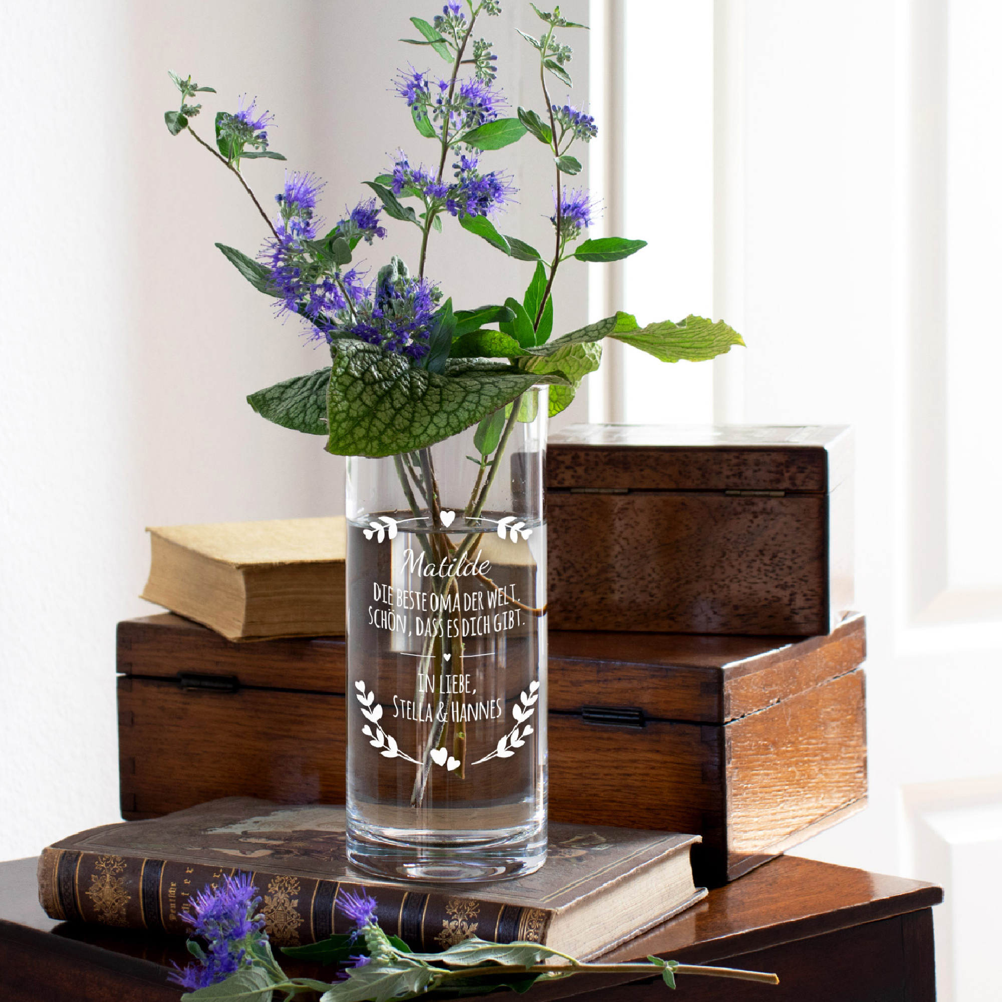 Runde Vase mit Gravur - Blumenherz für Oma