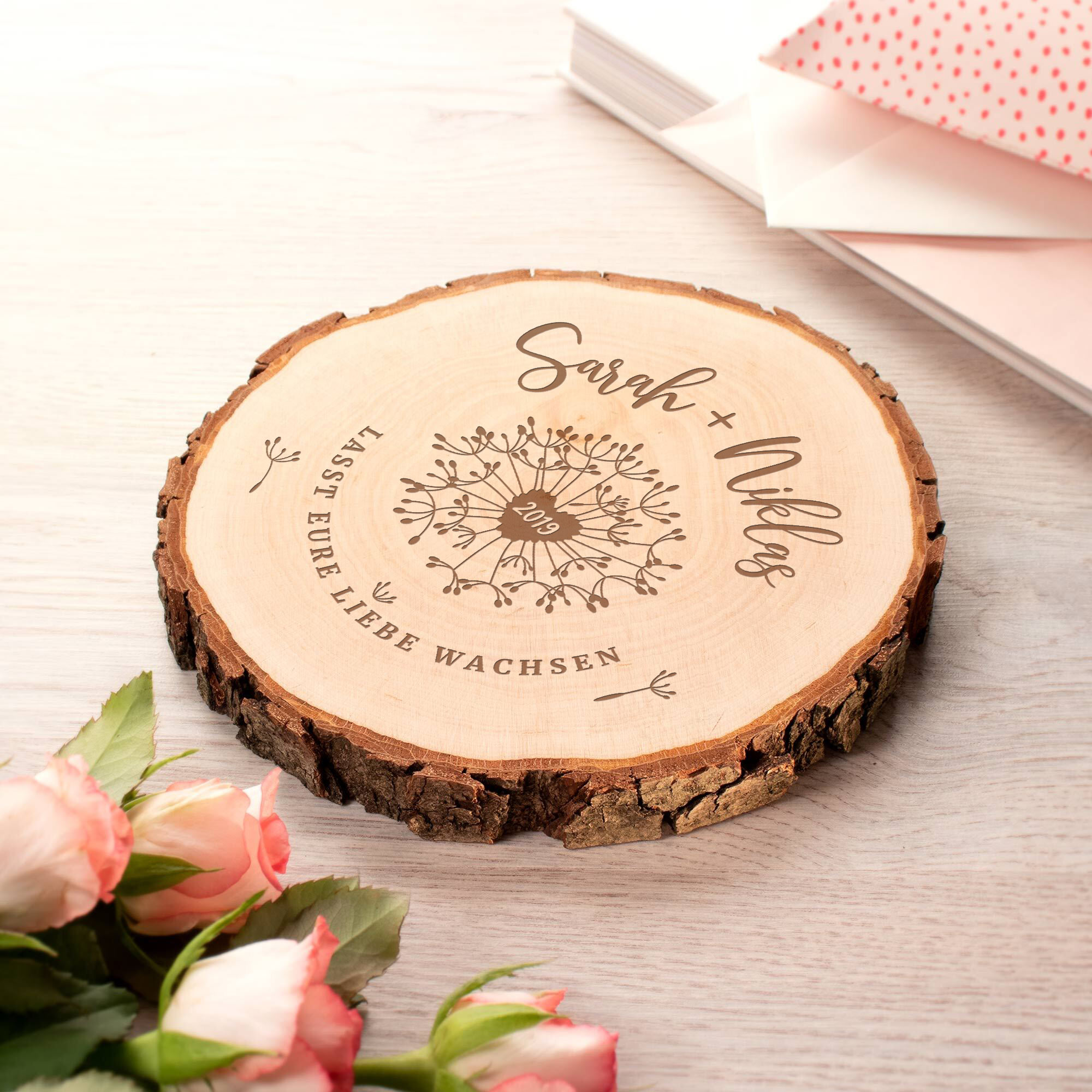 Personalisierte Baumscheibe als Geschenk für Paare & Hochzeitsdeko, Holzscheibe mit Namensgravur als dekorativer Liebesbeweis und Hochzeitsgeschenk