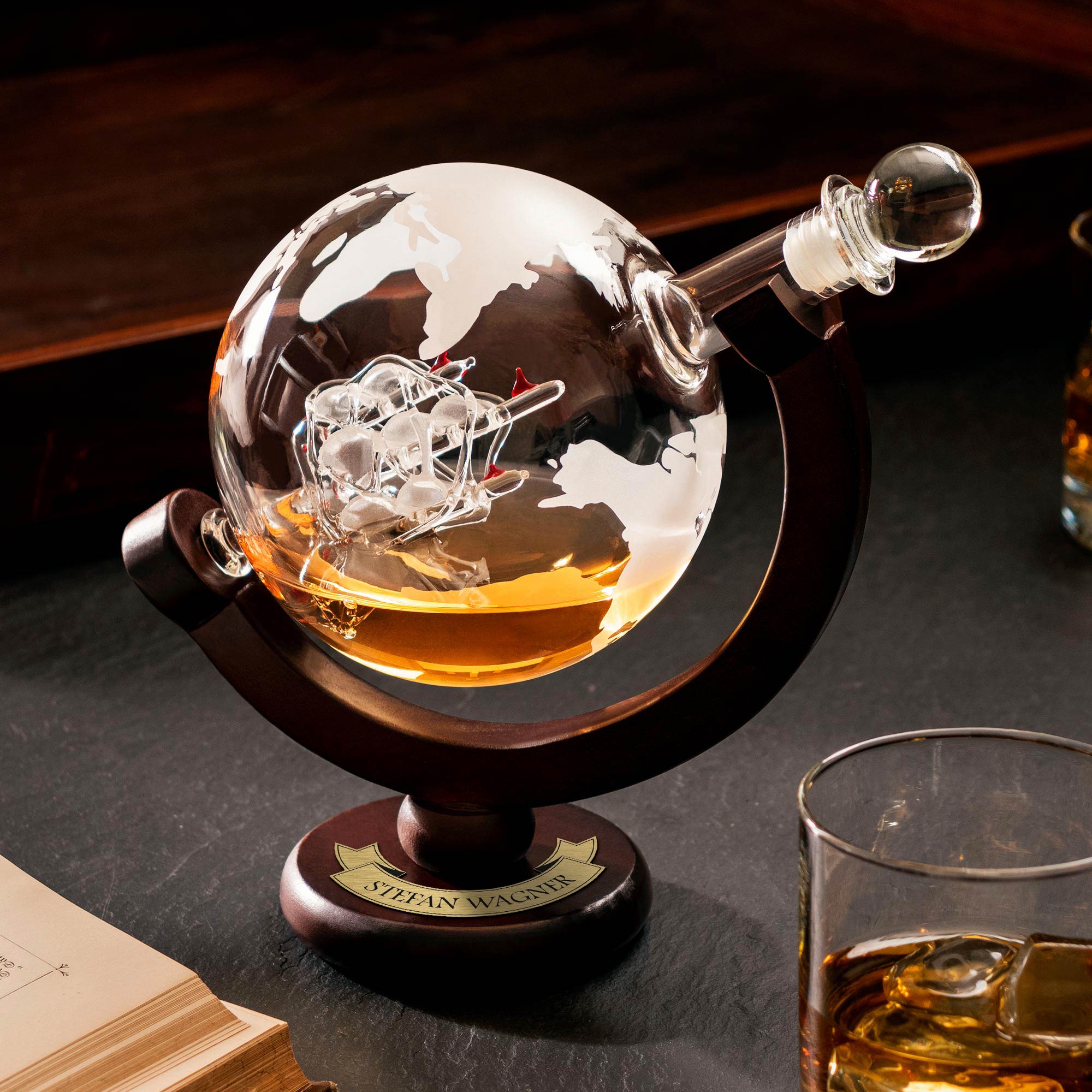 Whiskykaraffe - Globus Schiff - Namensplakette, Whiskykaraffe - Globus Schiff - Namensplakette, Glasdekanter, Geburtstagsgeschenke, Decanter