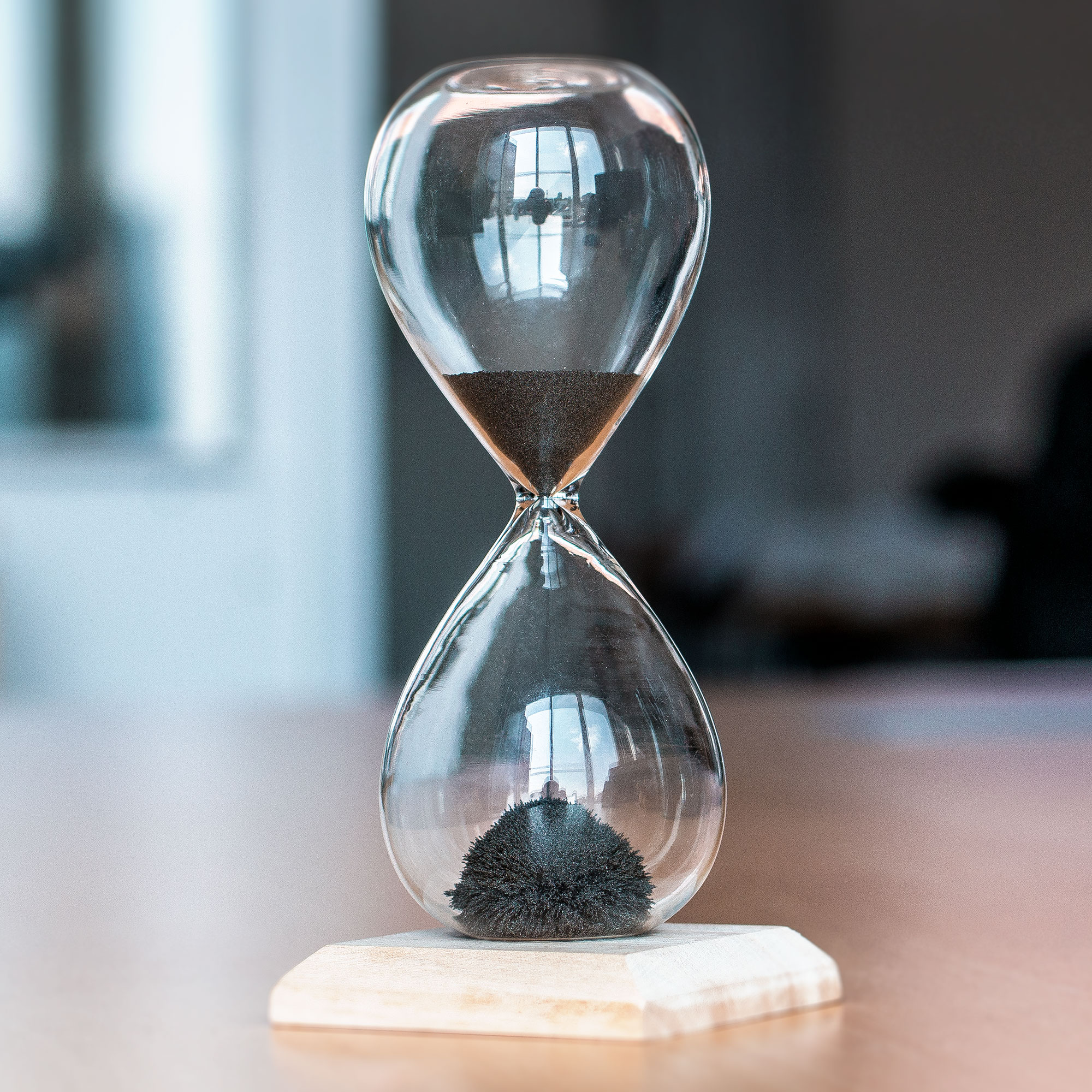 Magnetische Sanduhr - 60 Sekunden Timer mit Holz Sockel