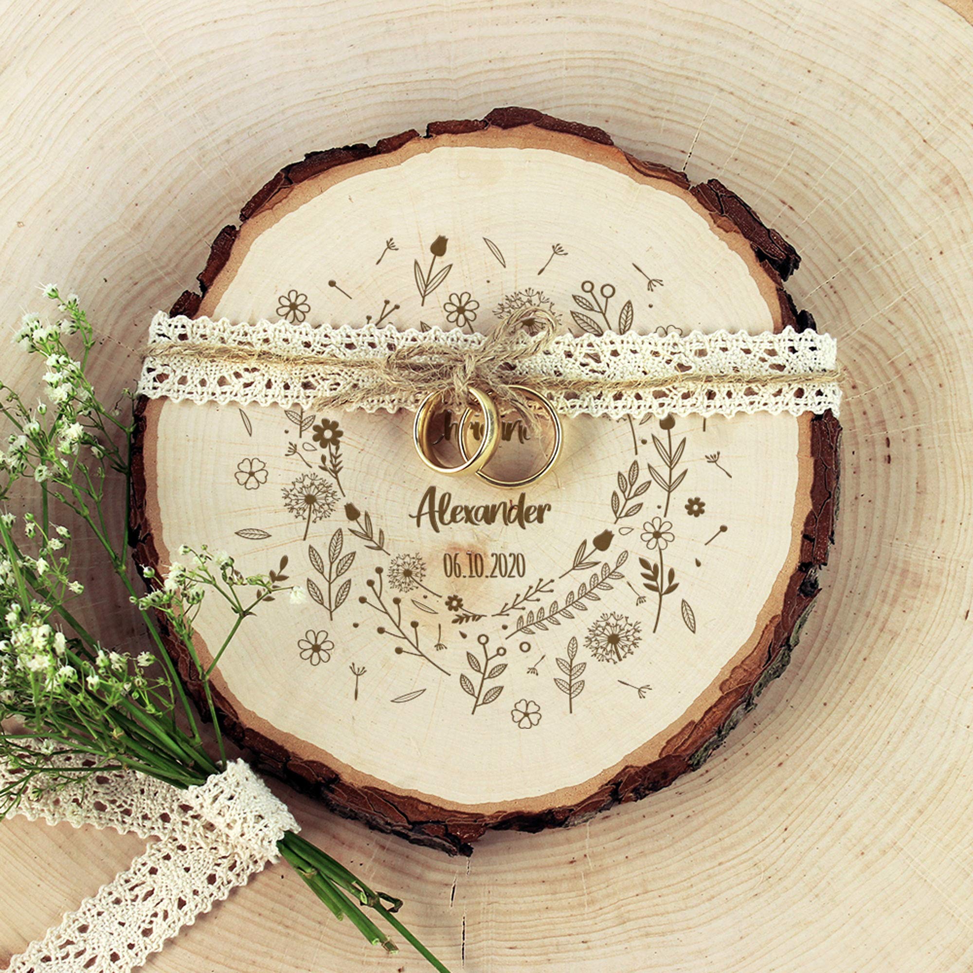 Baumscheibe mit Gravur - Blumenherz zur Hochzeit