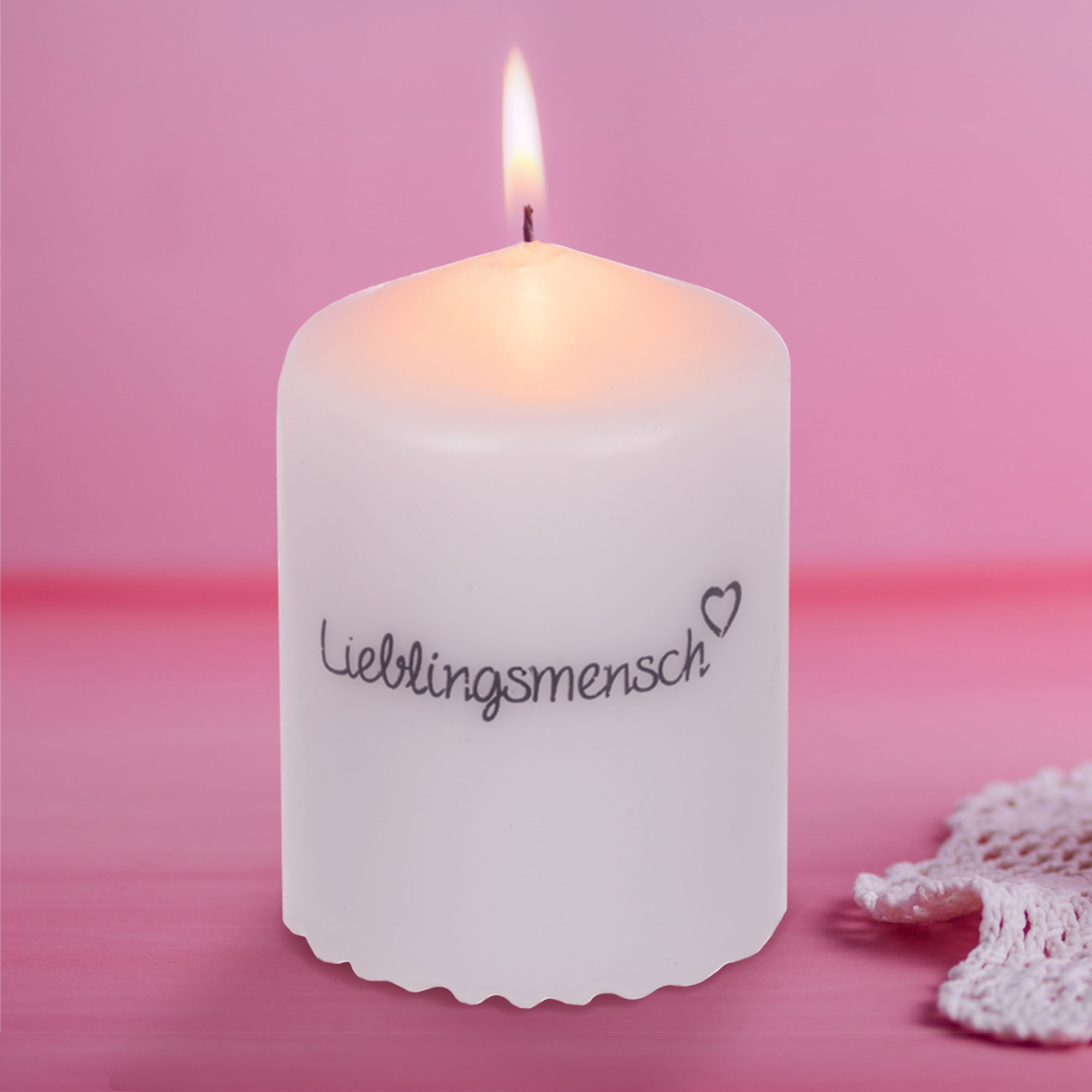Lieblingsmensch Kerze - Weiße Stumpenkerze Geburtstagskerze mit Spruch, Spruchkerze mit Botschaft, Weiße Schmuckkerze, Kerzen Deko für das Wohnzimmer, Geschenkkerze für Freundin