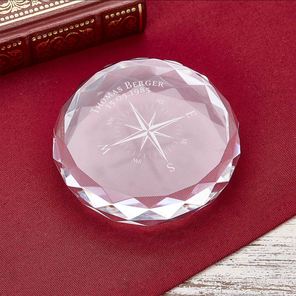 Runder Kristall aus Glas mit Gravur - Kompass