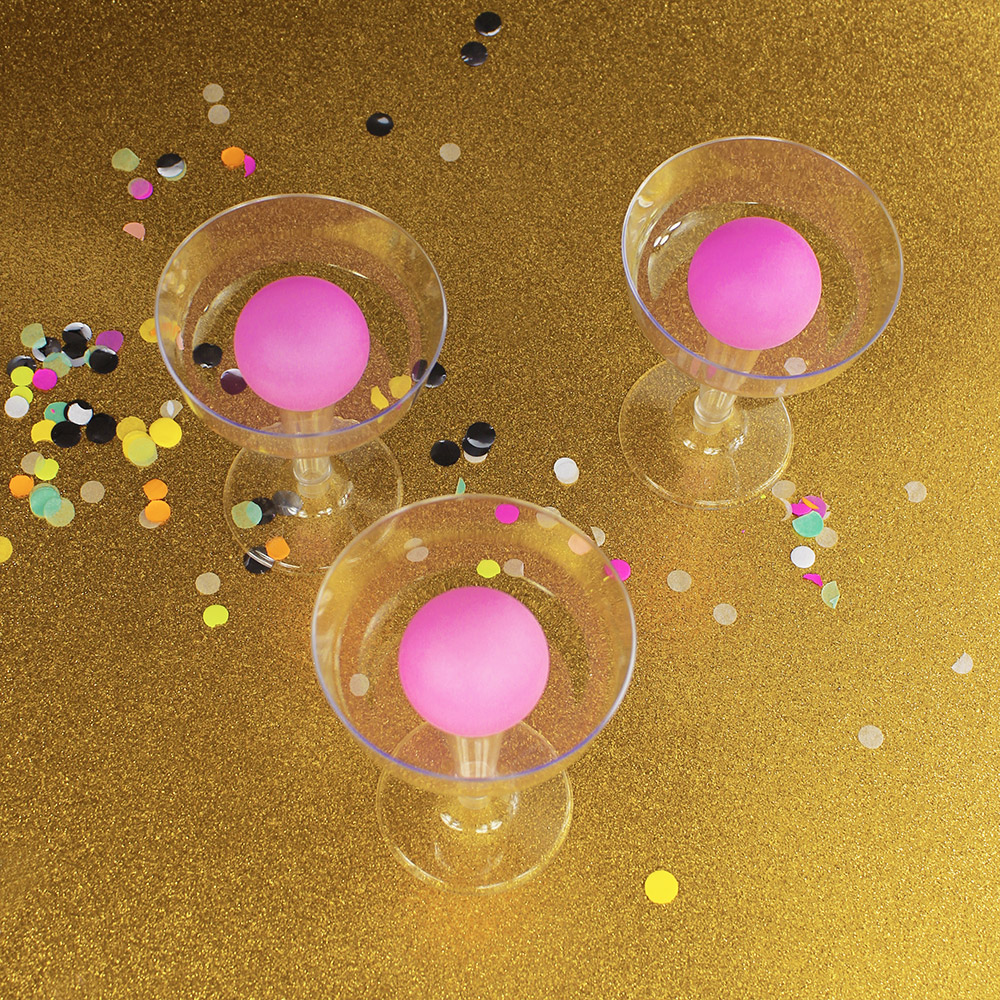 Prosecco Pong Set, Party Trinkspiel JGA Spiel für Frauen, Partyspiel Erwachsene mit Sekt, Drinking Game 12 Gläser 3 Bälle