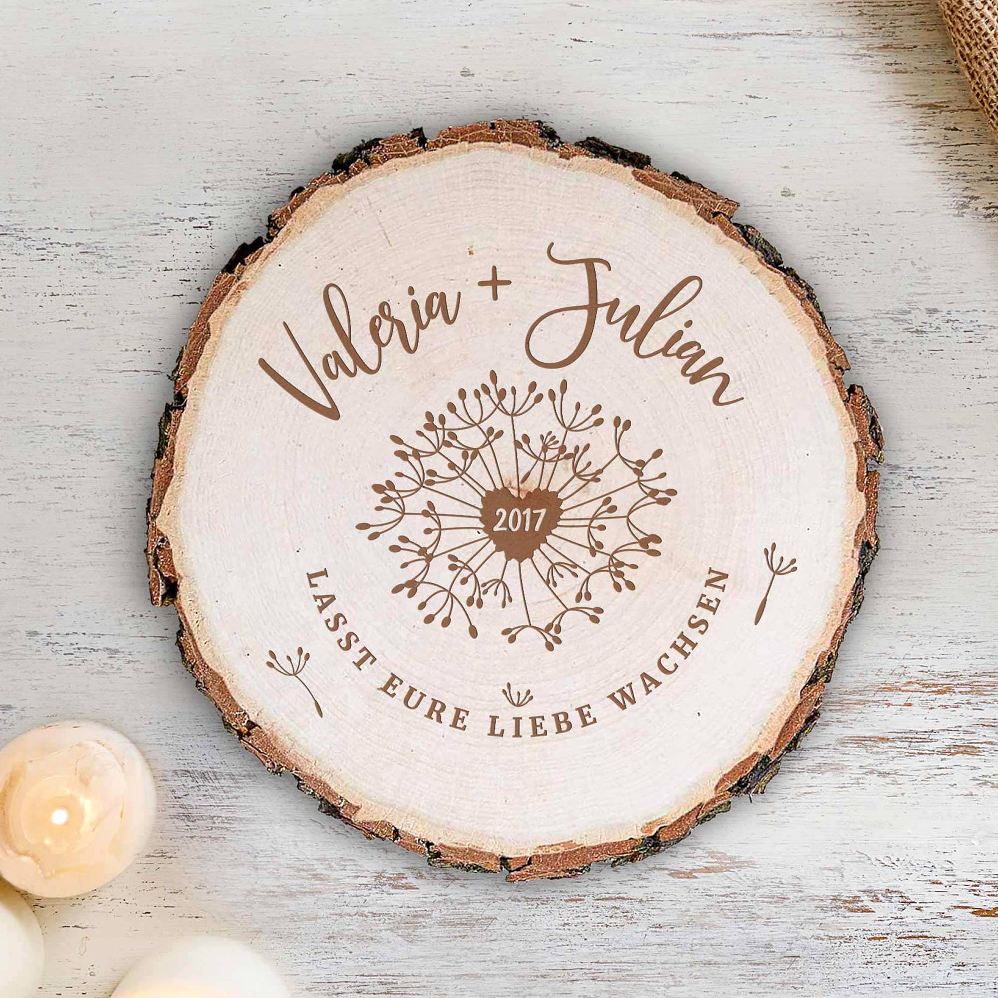 Personalisierte Baumscheibe als Geschenk für Paare & Hochzeitsdeko, Holzscheibe mit Namensgravur als dekorativer Liebesbeweis und Hochzeitsgeschenk