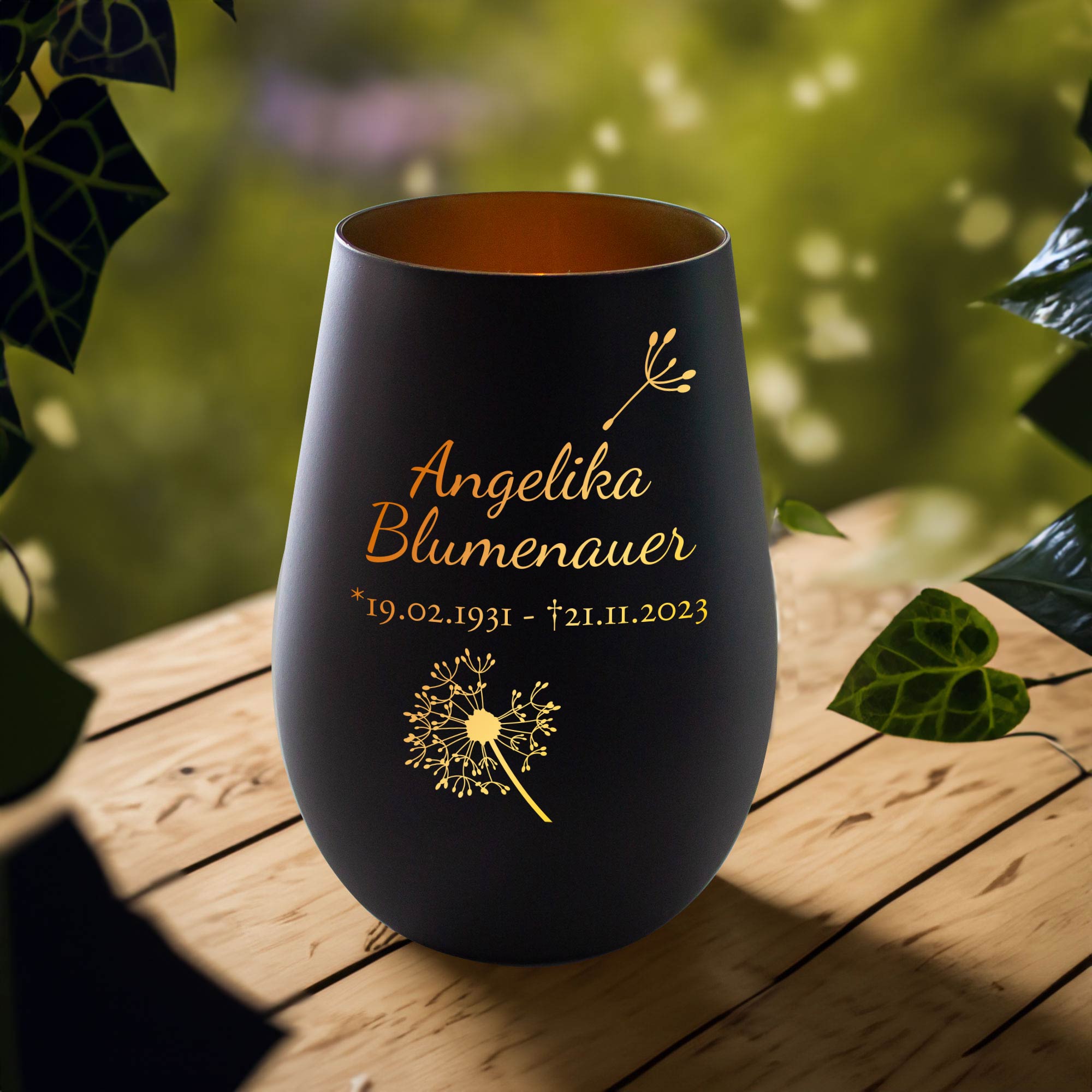 Schwarzes Windlicht mit Gravur - Trauerblume