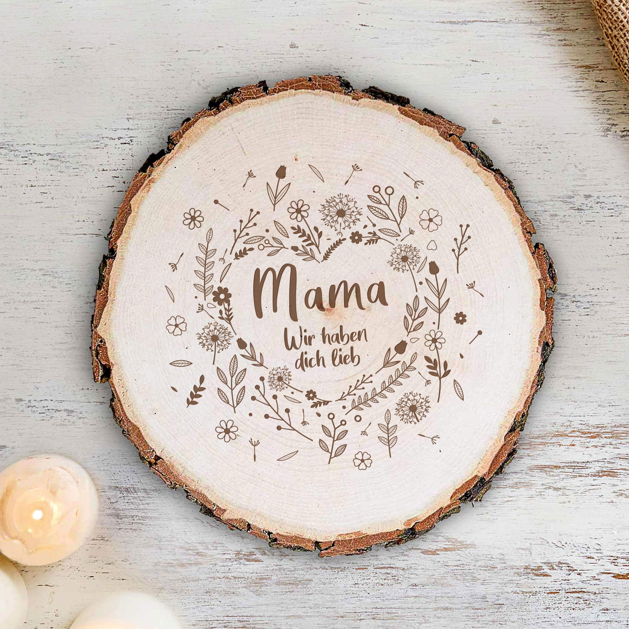 Astscheibe mit Gravur für Mama, Gravierte Holz Rundscheibe als Tischdeko, Dekoscheibe als Muttertagsgeschenk, Rundes Holzbrett mit Blumenherz Motiv