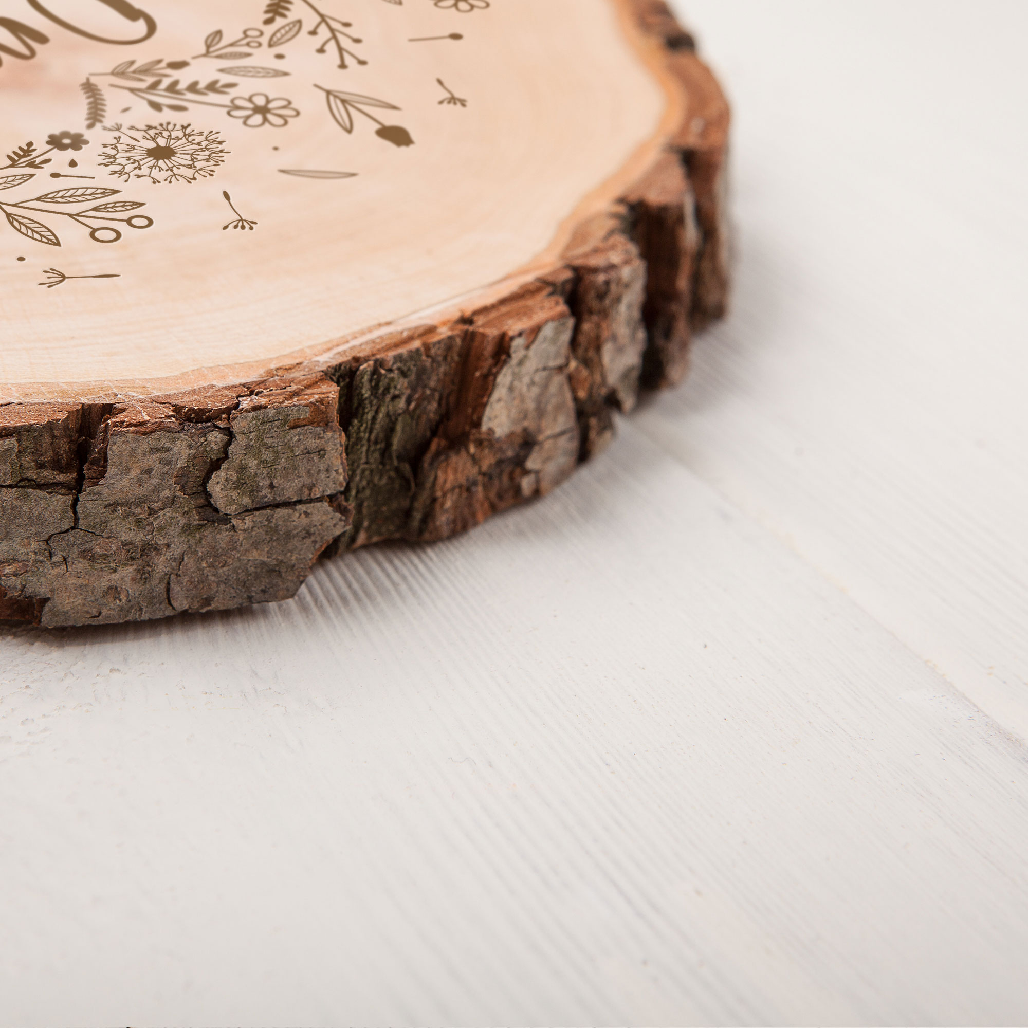 Holz Dekoscheibe mit Gravur für Oma, Rindenscheibe als Geschenkidee für Oma, Rundscheibe mit Blumenherz Motiv, Natürliche Astscheibe mit Rinde