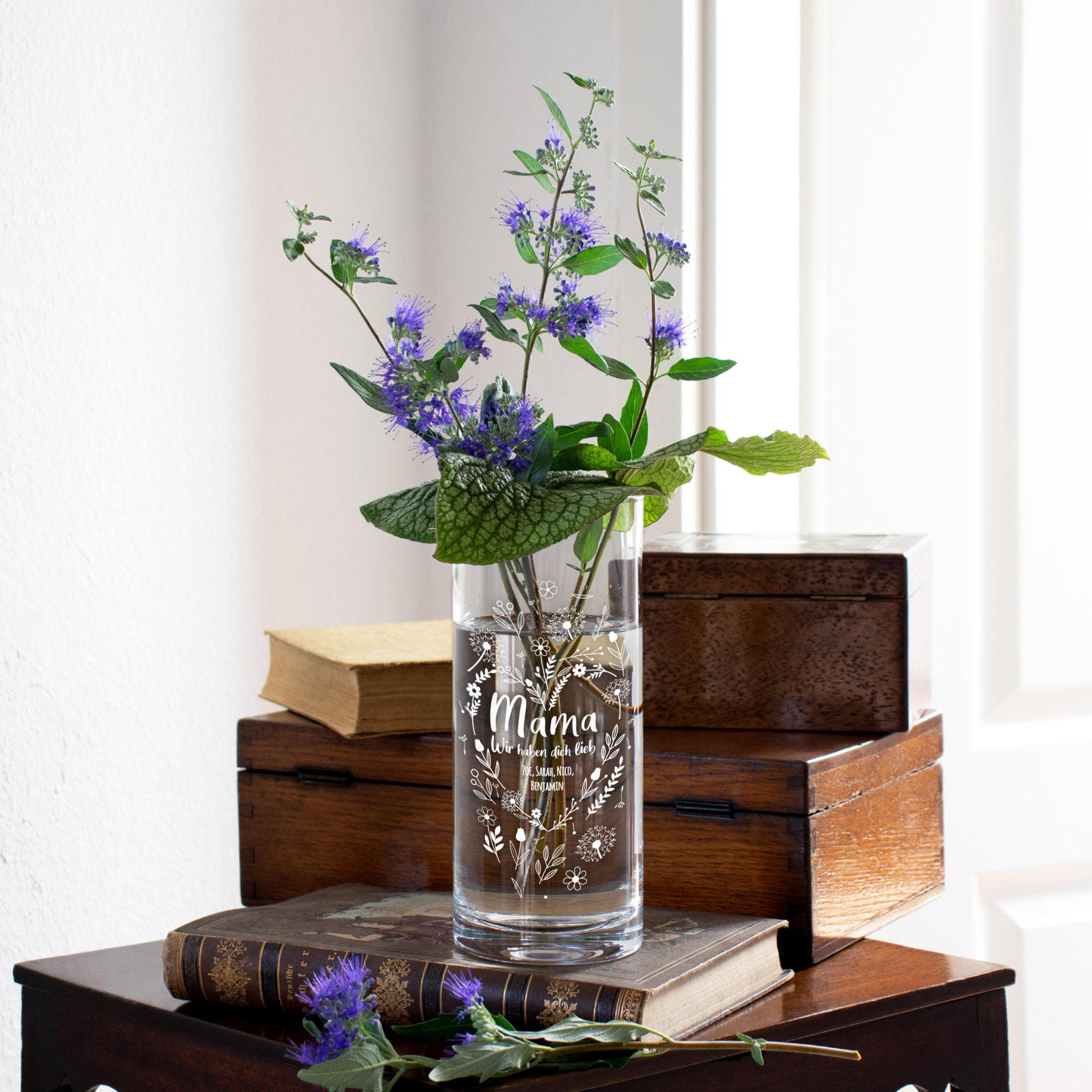 Runde Vase mit Blumenherz Gravur - personalisiert für Mama 7
