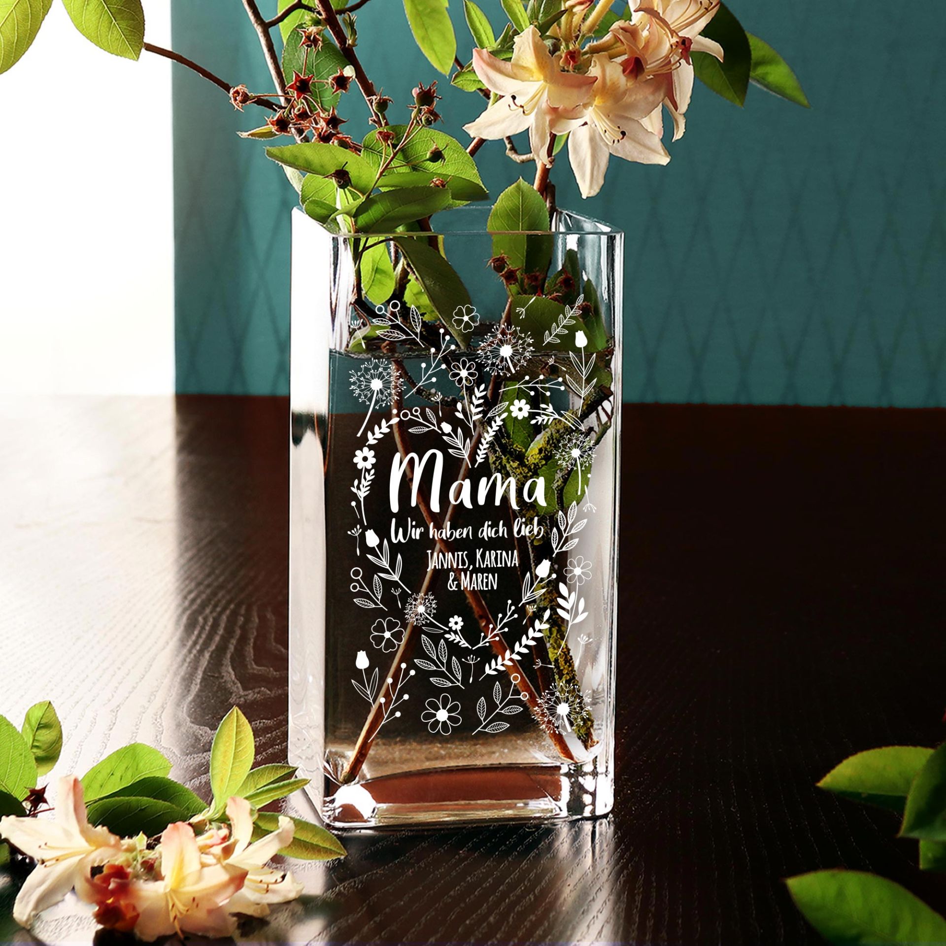 Eckige Vase mit Blumenherz Gravur - personalisiert für Mama