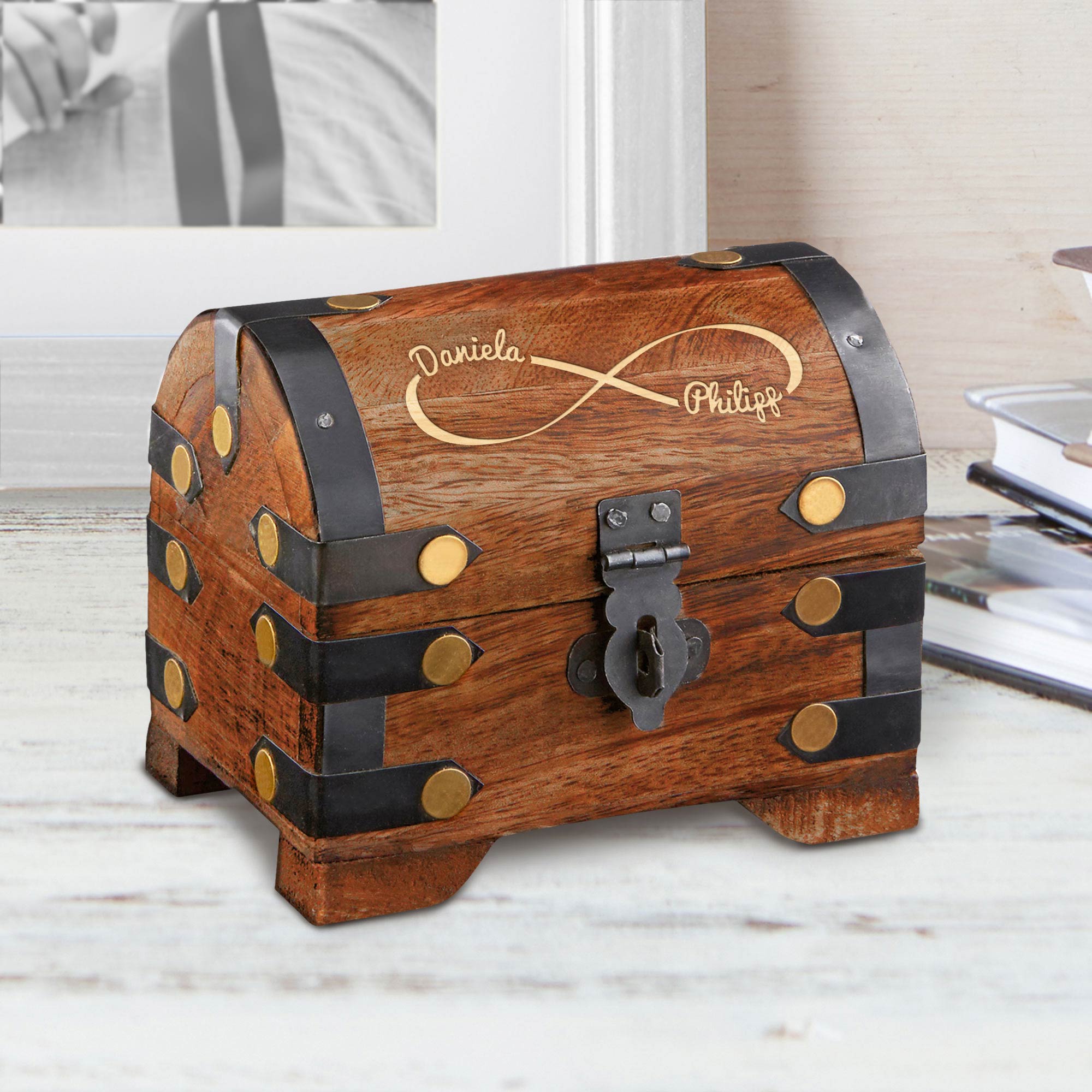 Dunkle Schatztruhe mit Gravur - Unendlich - personalisiert Dunkle Schatztruhe mit Gravur - Unendlich - personalisiert, Dunkle Schatztruhe mit Gravur - Unendlich - personalisiert, Schatztruhe, Geschenke für de