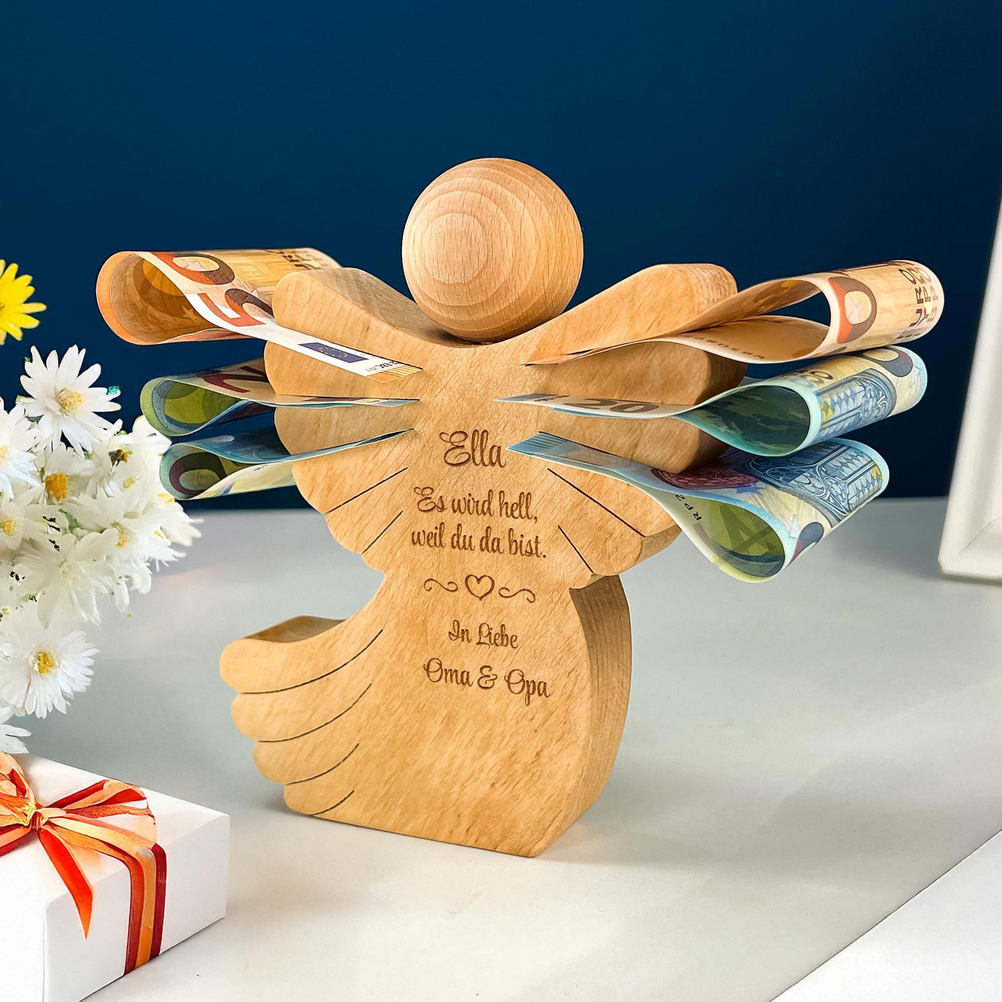 Engel aus Holz mit Schweif - personalisiert zur Geburt