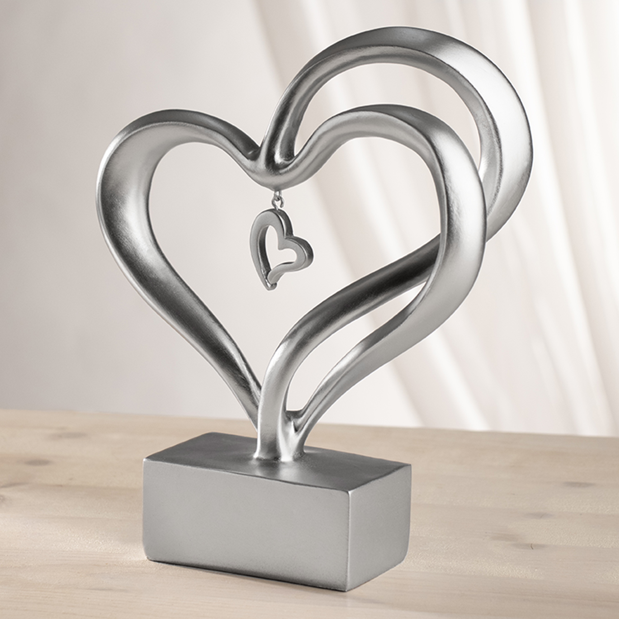 Lifestyle & More Moderne Deko Skulptur mit silbernem Herz aus Keramik weiß/Silber Höhe 20 cm Breite 22 cm