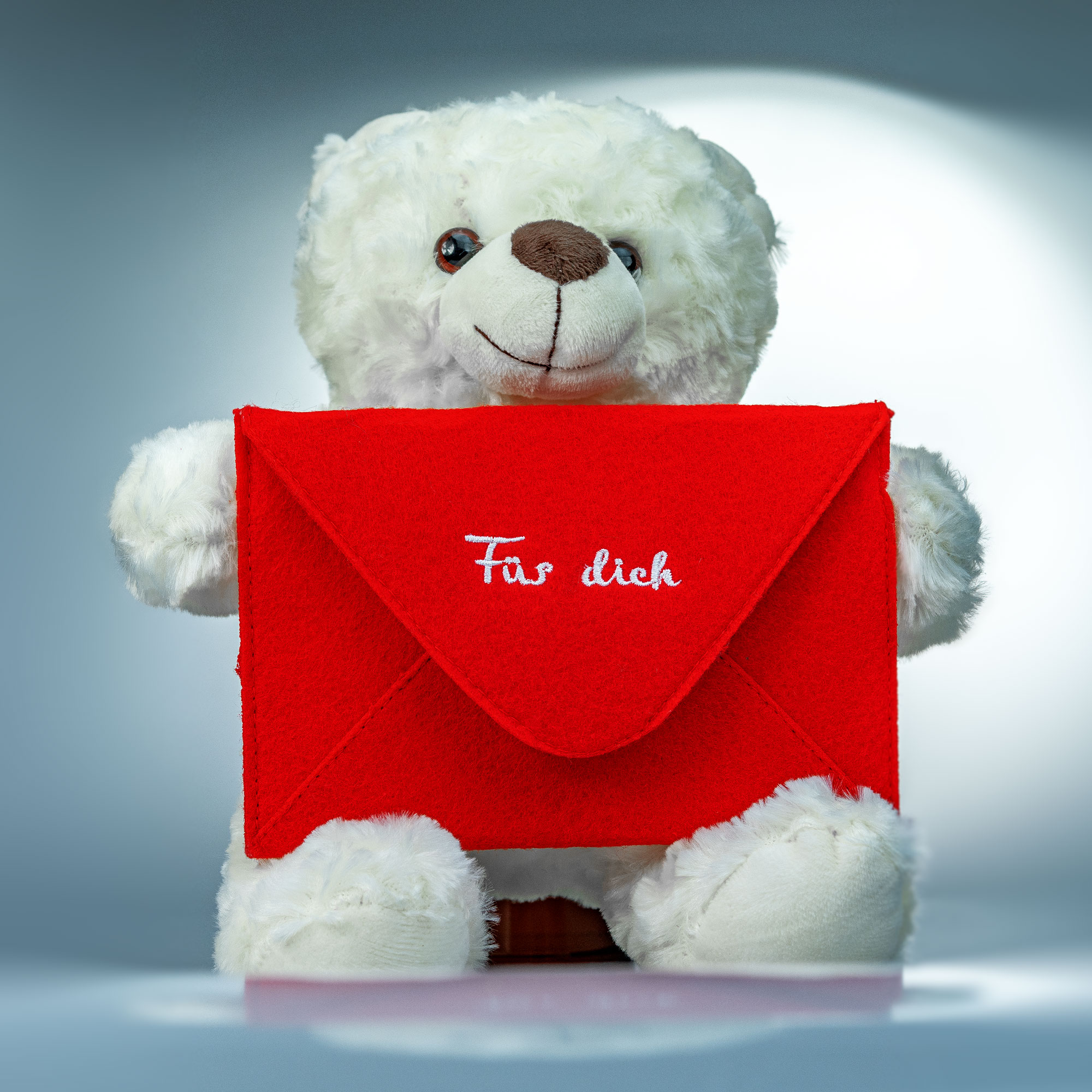Botschaftsbär mit rotem Umschlag, Liebesbote zum Verschenken, Bärchen mit Liebesbotschaft, Teddybär