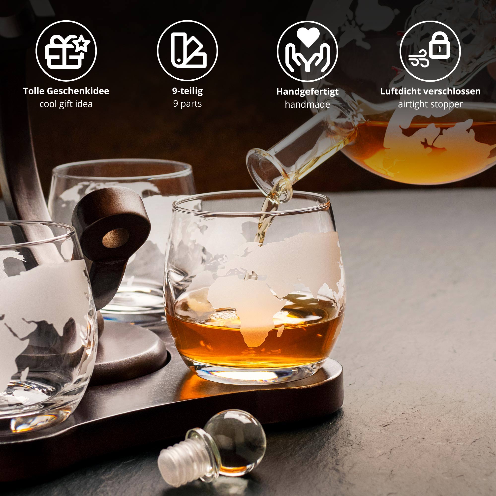 Whisky Globus Glaskaraffe mit Flaschenschiff und 4 Gläsern, Whisky Set mit gravierter Plakette, Glas Dekanter im handgefertigter Echtholz-Ständer