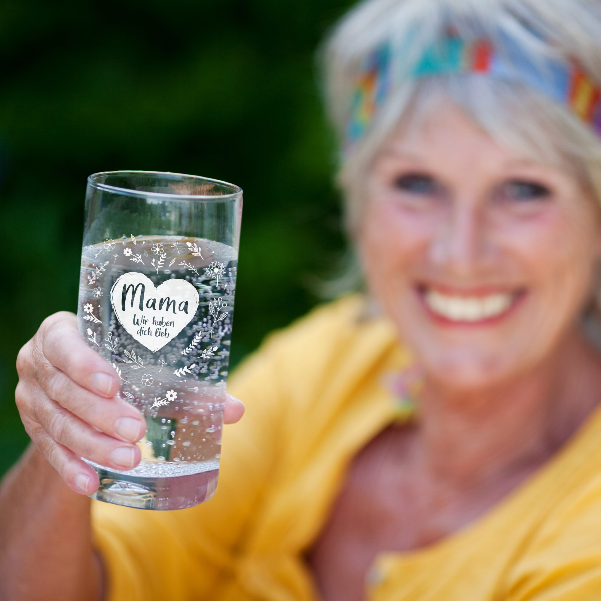 Wasser Glas mit Gravur für Mama, Saftglas mit Blumenherz Motiv, Cocktailglas als Muttertagsgeschenk, Trinkgeschirr als Geschenk zum Muttertag