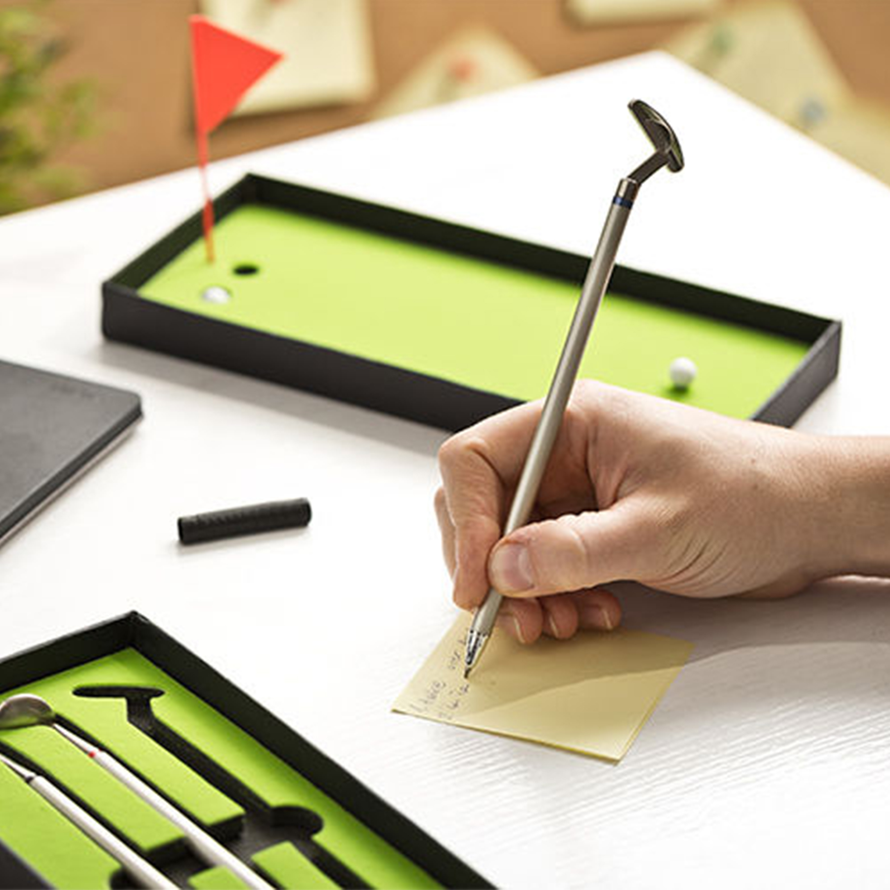 3 Kugelschreiber als Minigolf Bürospiel, Indoor Golf Tischspiel - witziges Schreibset in Golfschläger Optik, inklusive Mini Golftisch und Golfbäll