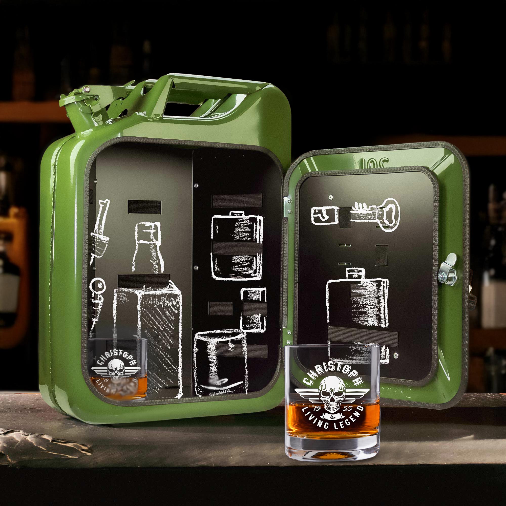Grüne Kanister Mini Bar mit 2 Whiskygläsern - Totenkopf Gravur Grüne Kanister Mini Bar mit 2 Whiskygläsern - Totenkopf Gravur