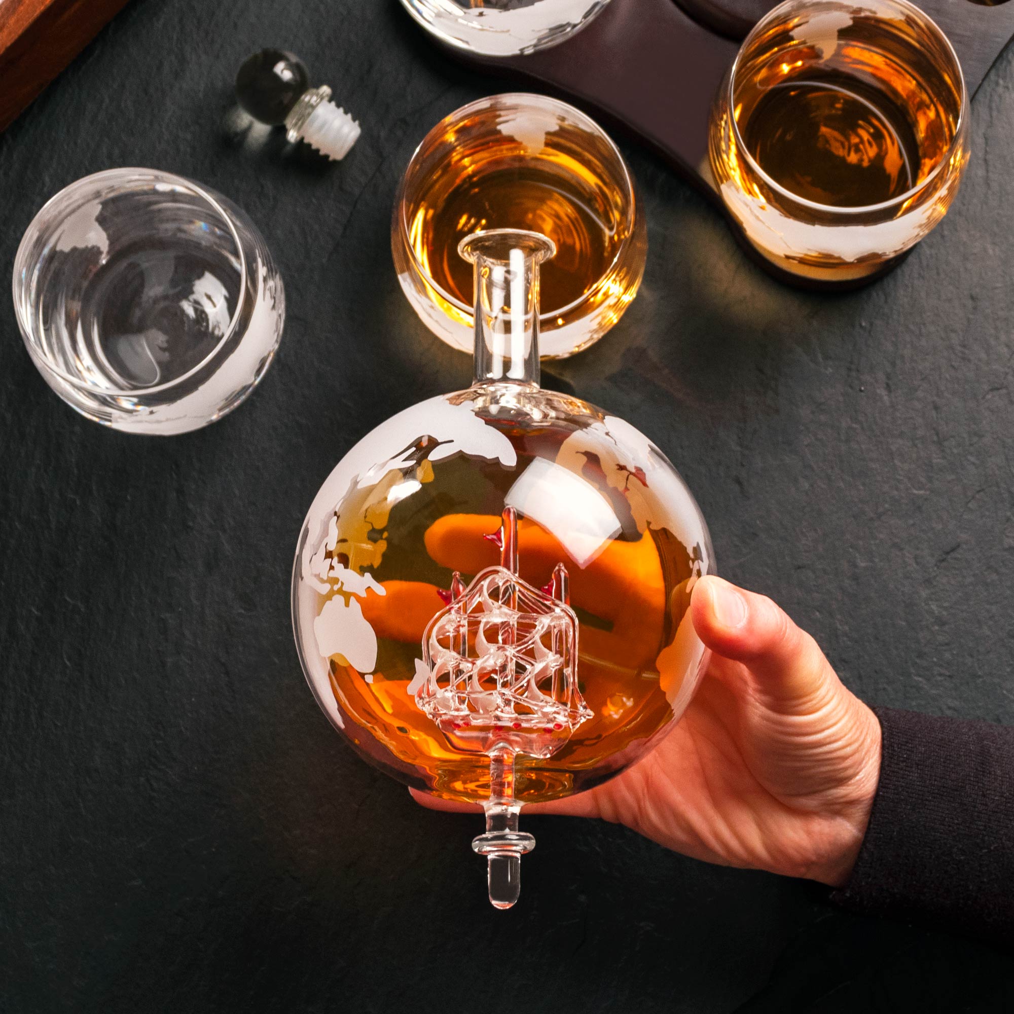 Whisky Globus Glaskaraffe mit Flaschenschiff und 4 Gläsern, Whisky Set mit gravierter Plakette, Glas Dekanter im handgefertigter Echtholz-Ständer